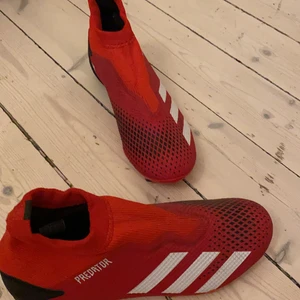 Nike fotbollsskor - Helt nya använda en enda gång. Säljer de då de var lite för tajta på mig. Nypris ungefär 1000. Pris kan diskuteras 