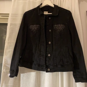 Jeansjacka - Säler supercool jeansjacka med små stenar vid fickorna. Är i nyskick 