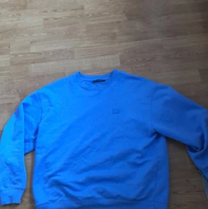 Acne  - Säljer min acne tjock tröja storlek S väldigt lite använd men har liten skada på tröjan innuti som inte syns alls utefrån