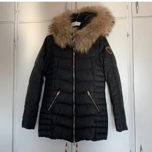 Rockandblue jacka  - Rock and blue jacka i svart färg med äkta päls. I jättefint skick och knappt använd, har dock ett litet litet hål vid en av fickorna men syns knappt. Är normal i storleken och kvitto finns. Nypris 3999kr