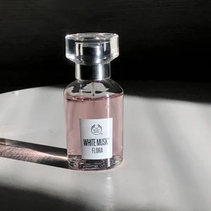 White musk flora parfym - Parfym från the body shop 30ML. Köpt för 275kr. Frakten ingår i priset:)