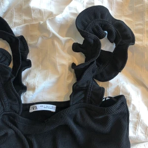 Linne - Säljer detta jätte gulliga linnet från zara, helt slutsålt i storlek small, gulliga axelband och en fin ribbad top nertill. Köparen står för frakten  