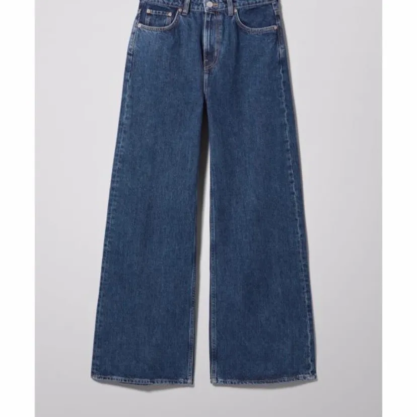Fina flared Jeans ”Ace” i färgen Ohio blue från weekday i strl 28/30. Begagnade men i bra skick! Säljer för jag inte har någon användning av dom längre . Jeans & Byxor.