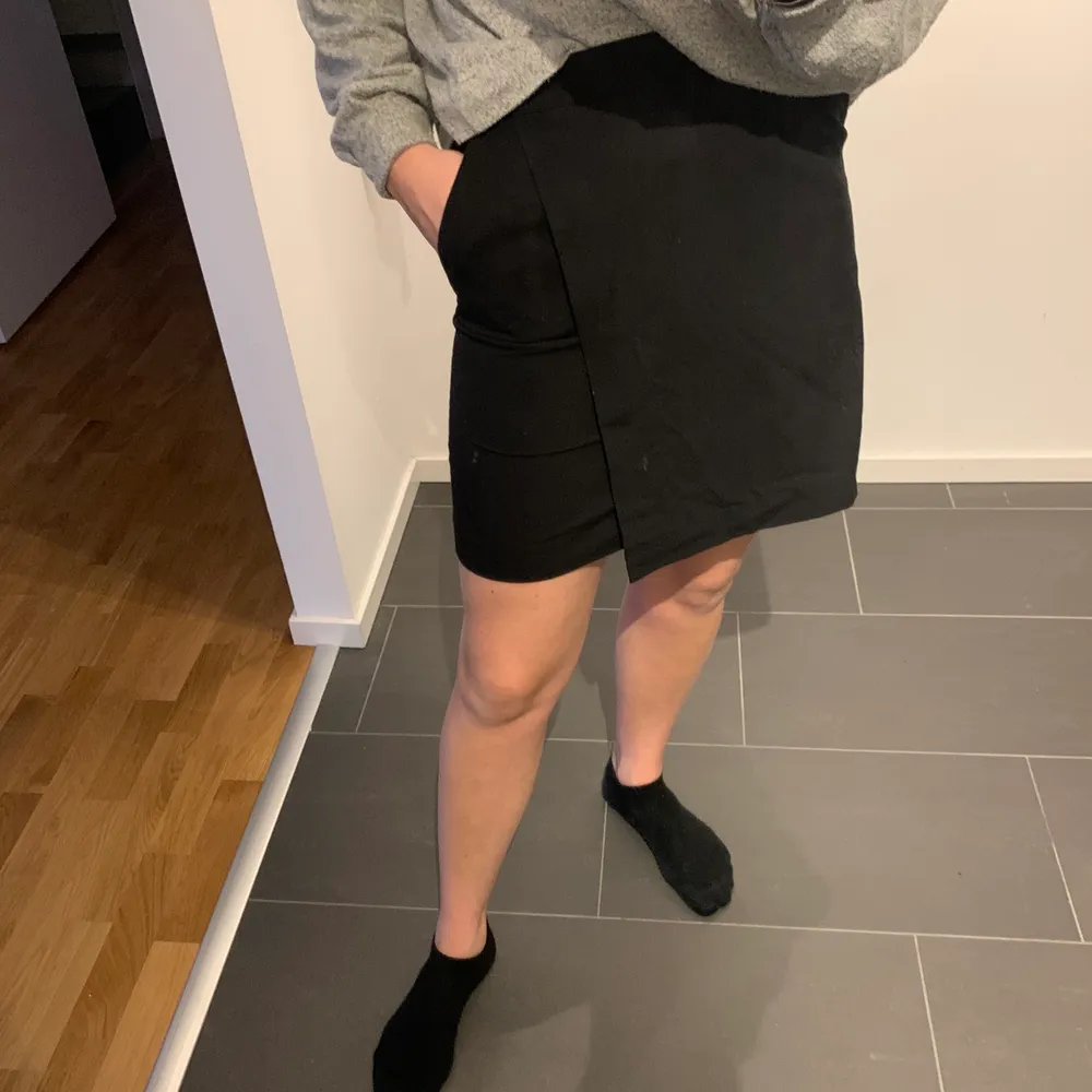 Oanvänd kjol från STOCKH LM, finns fickor och snyggt med tyget som överlappar varandra. Kjolar.