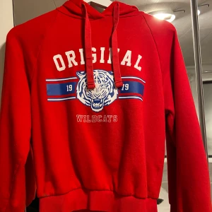 Röd hoodie från gina - En röd hoodie från gina tricot, storlek xxs. Sparsamt använd och väldigt bra skick