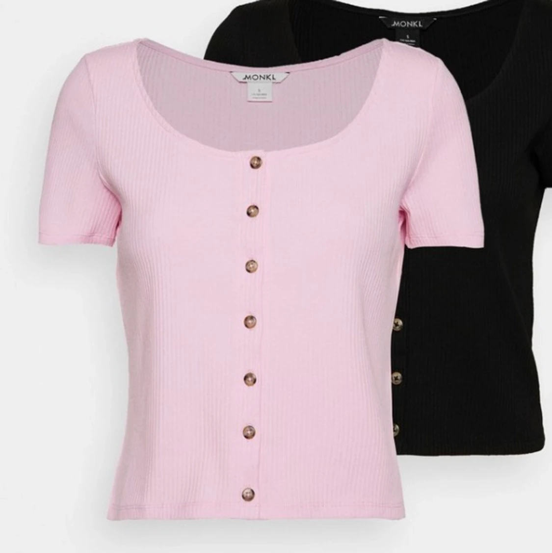 Rosa t-shirt med knappar från monki - 91