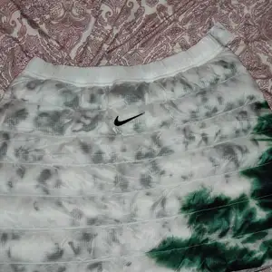 Stussy och Nike colab.kjolen är i dun o varm för kalla vårdagar 3000 kr ny.aldrig använd