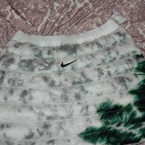 Stussy Nike kjol dun - Stussy och Nike colab.kjolen är i dun o varm för kalla vårdagar 3000 kr ny.aldrig använd