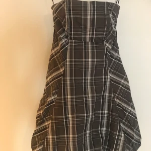 Svart/grå/vit puffklänning i stl 36 - Svart/grå/vit puffklänning med bygel vid bysten, bandeumodell, 