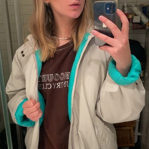 Vintage jacka - Riktig 80-tals jacka med turkos insida. Lite vitgrå i färgen. Köpt vintage. Storlek C48, osäker vad det betyder men skulle säga att den passar upp till L beroende på hur man vill att den ska sitta.