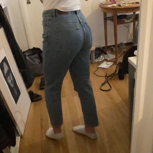 Momjeans  - Vanliga momjeans från bikbok. Jättesköna o mjuka men sitter som dem ska. Pris kan diskuteras! (Kan mötas upp annars tillkommer fraktkostnad)