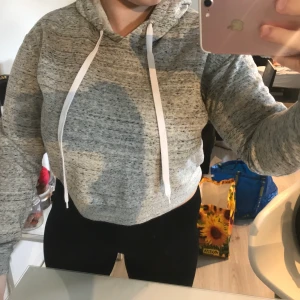 Croppad hoodie  - Croppad hoodie från H&M i storlek m. Knappast använd och den är som ny. Spårbart 66kr blått kuvert 62kr 