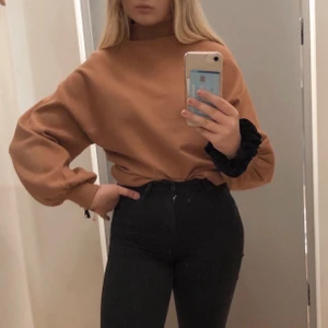 Brun stickad tröja  - Brun stickad tröja i jätte mjukt och skönt material. Ballong ärmar och en liten polokrage. Endast använd 1 eller 2 gånger, säljer för att den tyvärr inte kommer till användning ☺️