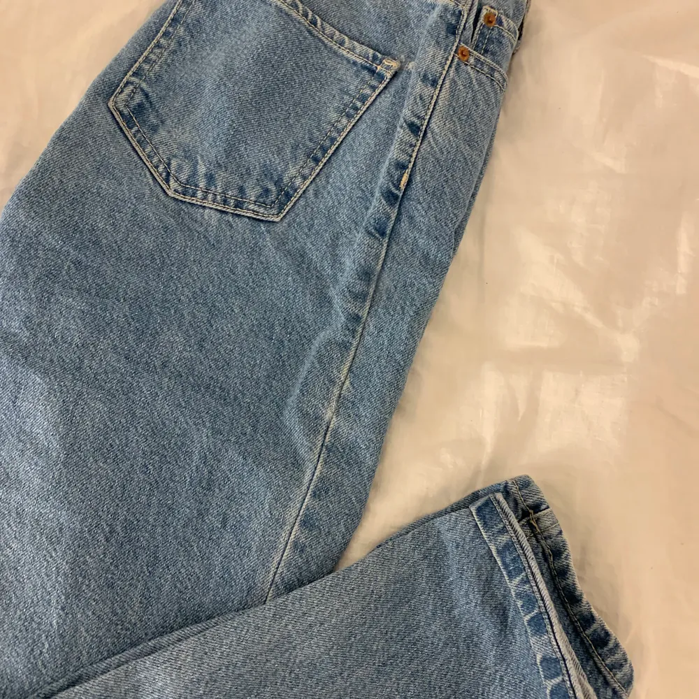Skit snygga mom jeans från Bershka. Säljs pga att dem blivit för små🙁  Sista bilden visar modellen på jeansen, dock inte den rätta färgen!100kr + frakt.. Jeans & Byxor.