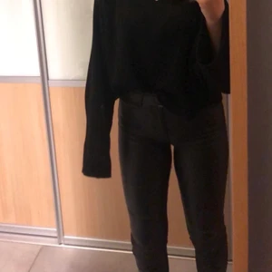 Stradivarius, Storlek 36 - Ett par svarta skinnbyxor i storlek 36.(Det är ej äkta skinn!!!)Dom är köpta i Spanien på en butik som heter Stradivarius. Dom är väldigt töjbara men har aldrig töjts ut eller likande. Använda ett fåtal gånger och är som nya.🥰🌸 Fraktkostnaden ingår i priset, skriv gärna för fler bilder✨💫