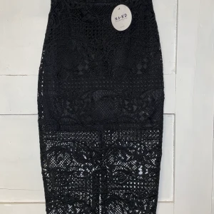 SVART KJOL STL XS - Svart kjol i storlek XS. Aldrig använd med prislappen kvar! Dragkedja i bak  samt en krok. Budgivning startar på 100 kr i komentarsfältet, köp direkt för 160