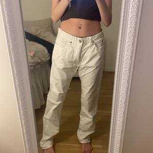 Armani byxor - Säljer mina älskade Armani byxor från second hand för att jag inte använder de längre, de är förstora för mig i midjan men sitter bra om jag gör som på bild 3💕 Ingen strl finns, men beroende hur man vill att de ska sitta passar de S-L, de är även något speciellt material men vet ej vad (BUDA I KOMMENTERERNA FRÅN 100kr)
