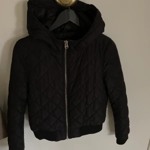 DUN JACKA - Tunnare din jacka i Stl 36. Använd men bra skick! 