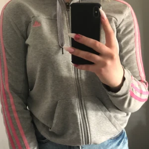 adidas tröja - ord pris 300 jätte skön tröja passar typ till allt skriv för mer bilder eller frågor svarar snabbt