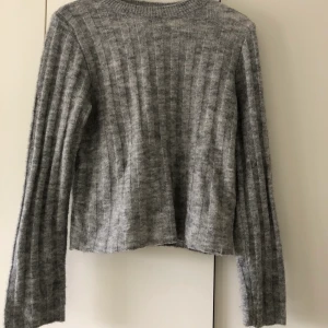 Stickad tröja från hm  - Tröjan är väldigt varm och skön. Den är i storlek xs och är normal i modellen. 