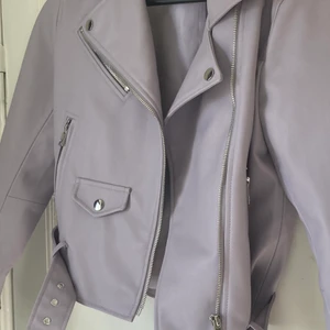 Zara - Superfin skinnjacka, i en fin ljus lila färg perfekt till våren! Inte använd mycket, i storlek M. Frakt ej inkluderat