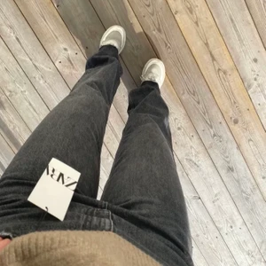 Zara jeans the 90s full length rainfall black  - Jag köpte dessa snygga jeans från zara i storlek 36 som jag nu säljer pga att de var för stora för mig, de är helt oanvända så i nyskick helt enkelt (de är midrise) Obs att första bilden är lånad. Buda i kommentarerna från 200 kr, köparen står även för frakt eller köp direkt för 350 kr