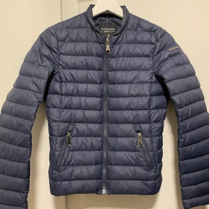 Peak performance dunjacka  - Säljer min fina vårjacka! En peak performance dunjacka! En fin mörkblå färg med storlek XS! Nypris 1500 kr! Mycket bra skick! Knappt använd! 