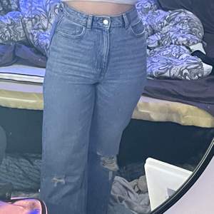 super fina jeans från Zara som aldrig är använda men klippta längst ner som passar mig som är 1,63.  storlek 36.  Säljs då de inte används.