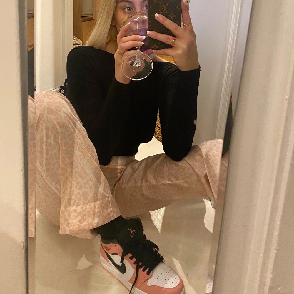 anvĂ€nda en enstaka gĂ„ng för fĂ€rgen passar inte min klĂ€dstil.. NĂ„gon annan borde skina i domđ»! (Om ni har ett par jordans i samma skick men annan fĂ€rg kan jag tĂ€nka mig att byta i storlek 39 eller 40).. Skor.