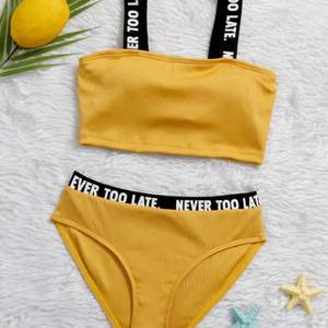 Snygg gul bikini men texten ”never toolate” på. Aldrig använd eller teatad och helt ny. Den är från shein. Nypris: 110kr