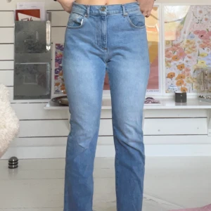 Raka jeans från nakd - Enkla raka jeans från nakd i stretchigt material, storlek 36, använda ett fåtal gånger!
