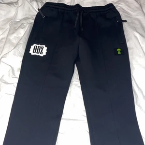ODZ merch storlek S - Säljer ett par byxor från ODZ senaste merch i storlek S men passar även M. Aldrig använda endast testade.