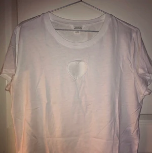 Monki tröja med ”urringning” hjärta  - Jättefin tröja, den har en urringning av ett hjärta. Det står storlek XL men den är mer som M-L. Från Monki och inte använd. 