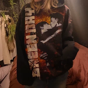Green Day hoodie strl XL - Älskar denna Green Day hoodien men säljer då jag inte lyssnar lika mycket på dom längre :( Den är använd men den är inte alls nopprig och trycket är precis som när jag köpte den, passar till allt och ser snyggt oversized ut på allt från S-L! Fraktpris kan diskuteras<3