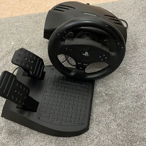 Thrustermaster ratt Ps4/ Ps3 - Den är använd några gånger köpt nyligen. Vi har kvar kvittot och kartongen. Det är ingenting fel med den heller, Säljer för att jag köpte ett ps5 och det funkar inte på den.