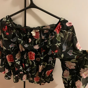 Söt off shoulder topp - Blommig topp som man kan ha off shoulder eller vanligt! Skriv för fler bilder 💚