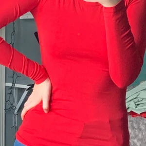 Långärmad röd tröja  - Långärmad röd tröja från Cubus! Aldrig andvänd och har inga synliga defekter och är i perfekt skick! 
