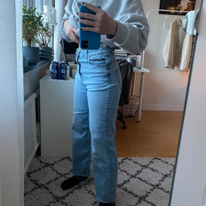 Jeans - Från lager 157 och passformen är som Levi’s Ribage straight ankle på mig som är 162 cm. Jeansens midja är justerbart med resår 