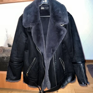 Zara jacka i storlek XL  - Använt kanske 5 gånger, väldigt bra skick skulle jag själv säga, inga trasiga delar eller nått fel.
