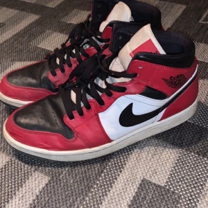 Jordan 1 Chicago black toe - Ett par Jordan 1 Chicago black toe. Köpta från goat. Kvitto kan letas upp då de kan finnas på Mail (men är osäker). Helt äkta. Box tillkommer