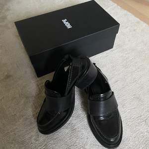Säljer nu den här otroligt snygga svarta hope skorna! Säljer för 400kr + 99kr (frakt) 🌟 originalpris 2500kr! 