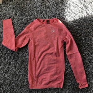 Gymshark vital seamless long sleeve - En skön långärmad tröja från Gymshark, endast använd ett fåtal gånger då den var för liten vid inköp och har bara legat och tagit plats i garderoben sen dess.