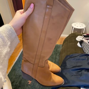 Stövlar  - Säljer dessa ursnygga stövlar i äkta läder. De är köpte secondhand och dessvärre är de alldeles för små för mig:( älskar de annars. Kommer hålla länge då det är äkta läder och färgen är underbar. Skulle säga att de passar en 38 eller liten 39.❤️