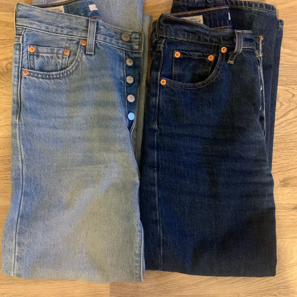 Jag säljer två par Levis jeans i modellen ribcage där de ljusa är oanvända och de mörka sparsamt använda i strl W25L28. Jeans & Byxor.