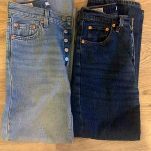 Jag säljer två par Levis jeans i modellen ribcage där de ljusa är oanvända och de mörka sparsamt använda i strl W25L28