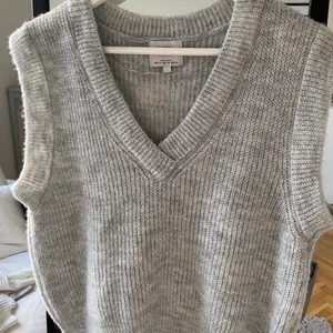 Stickad väst - Väldigt mjuk ljusgrå stickad väst från pull&bear. Knappt använd och superbra skick!! Hör gärna av dig med frågor!!🤍