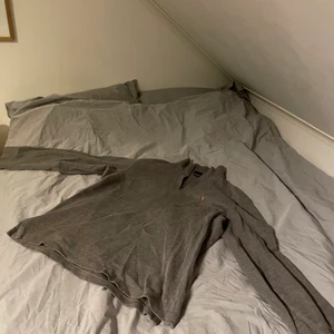 Ralph lauren half zip - Tröja som funkar perfekt att ha i vardagen och även på helger, Använd fåtal gånger så den är i extremt bra skick. Köpte den i början av januari sen la jag undan den och glömde halvt bort att jag hade den så tänkte inte begära så mycket för den