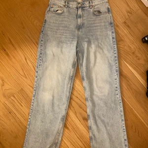 Gina tricot straight leg - Säljer ett par raka jeans från gina. Bara använda typ 2 ggr. Köpta för 600 säljer för 150