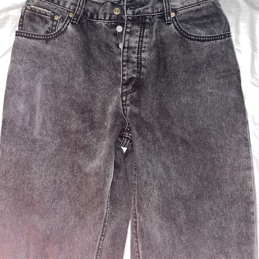 Ett par eytys benz jeans o storlek 30, lite upprivna vid fötterna men inget man tänker på (se bild) . Jeans & Byxor.