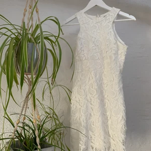 Spetsklänning - Super fin klänning i vit spets köpt på Nelly i strl S. Använd vit ett tillfälle🤍